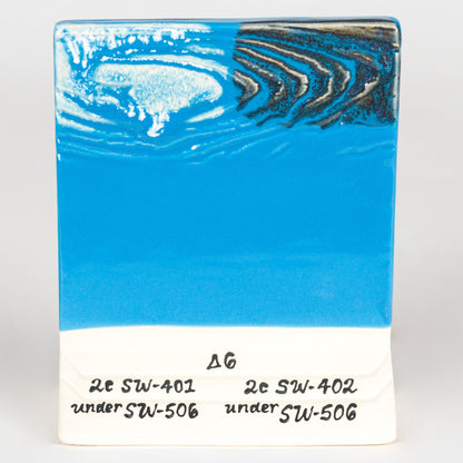 Přes SW-401 Light Flux (vlevo) a SW-402 Dark Flux (vpravo), cone 6 – oxidace