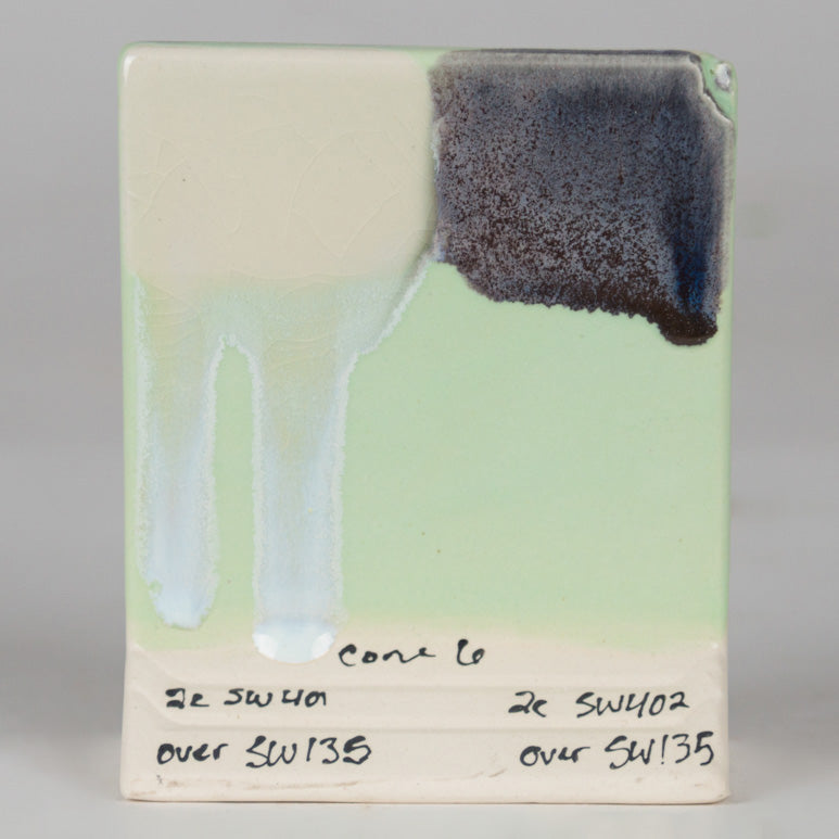 Pod SW-401 Light Flux (vlevo) a SW-402 Dark Flux (vpravo), cone 6 – oxidace